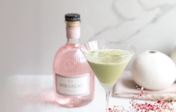Matchatini Cocktail mit Mirabeau Gin