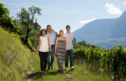 Familie Tiefenbrunnder - Schlosskellerei Turmhof - Südtirol